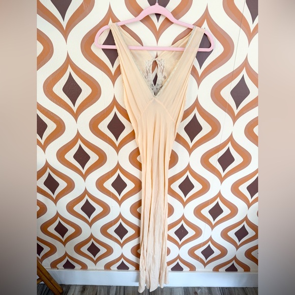 1930s-1940s silk slip with bias cut in peach. - Picture 5 of 9